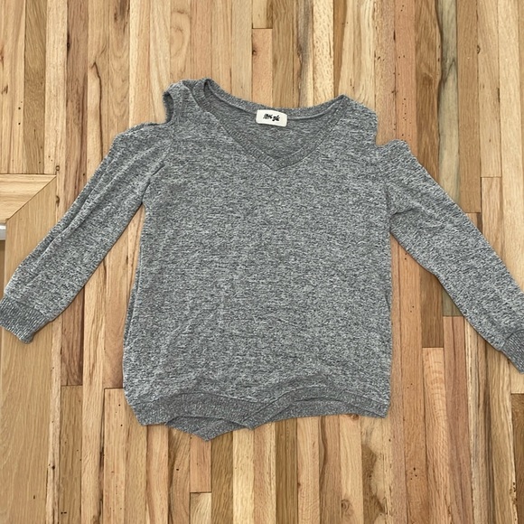 Grey sweater with open shoulders - Picture 1 of 4